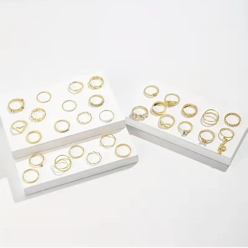 Set de 30 Anillos Apilables Dorados para Dama - Tamaños Mixtos para Nudillos y Pulgar (4)